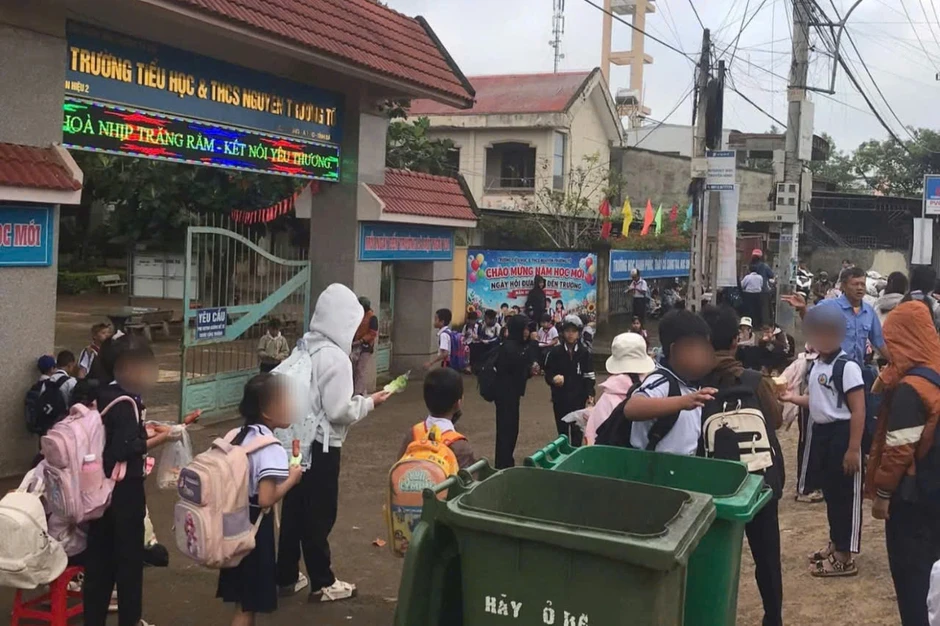Học sinh ăn sáng cạnh thùng rác vì... không được mang đồ ăn vào trường Học sinh ăn sáng cạnh thùng rác vì... không được mang đồ ăn vào trường