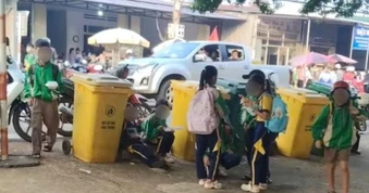 Học sinh ăn sáng cạnh thùng rác vì... không được mang đồ ăn vào trường
