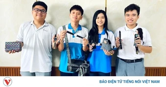 Học sinh Cần Thơ tái chế bã cà phê thành túi xách và phụ kiện da