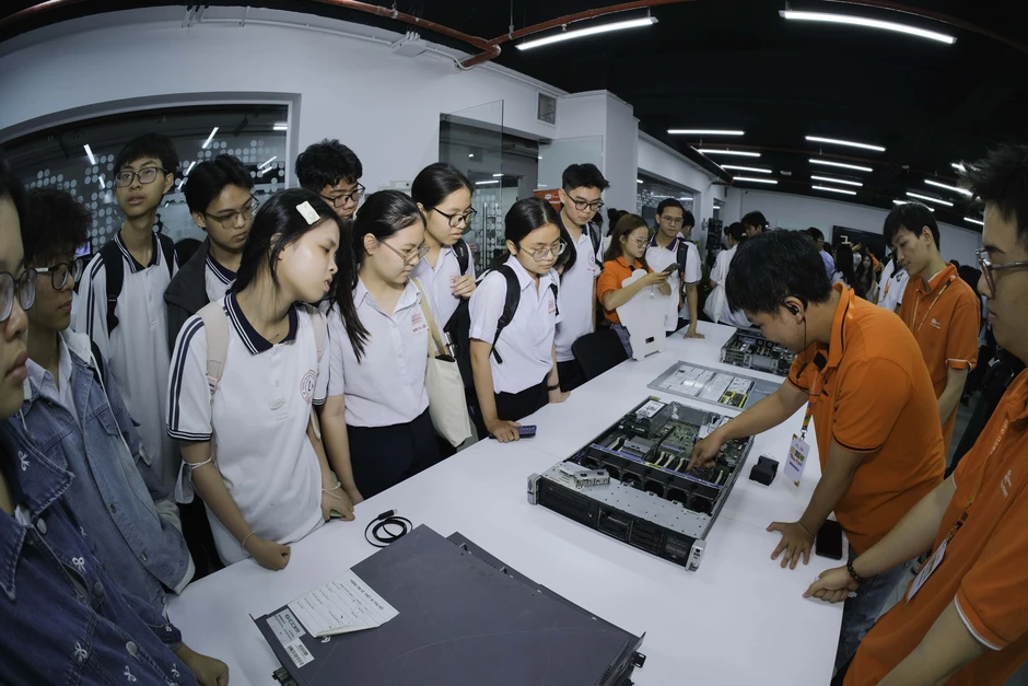 Học sinh chạm nghề, sinh viên chạm việc tại Tech Fest & Job Fair 2026 Học sinh chạm nghề, sinh viên chạm việc tại Tech Fest & Job Fair 2026