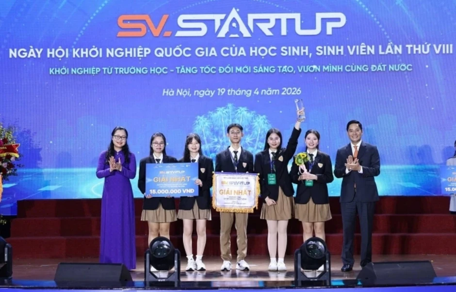 Học sinh chế keo bôi vết thương từ trà, rẻ bằng 1/10 hàng ngoại Học sinh chế keo bôi vết thương từ trà, rẻ bằng 1/10 hàng ngoại