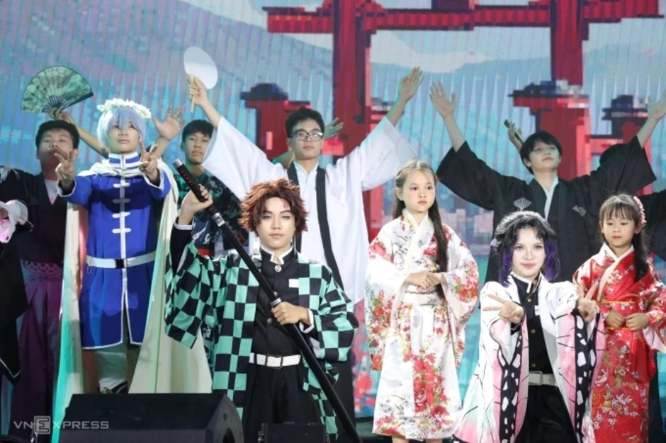 Học sinh chuyên đưa cosplay Nhật, múa Hàn, nhạc kịch Mỹ lên sân khấu Học sinh chuyên đưa cosplay Nhật, múa Hàn, nhạc kịch Mỹ lên sân khấu