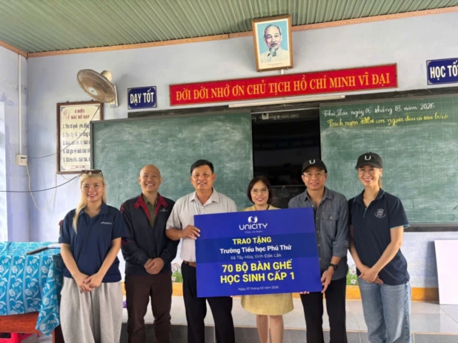 Học sinh Đăk Lăk nhận học bổng, trang thiết bị từ Unicity Việt Nam