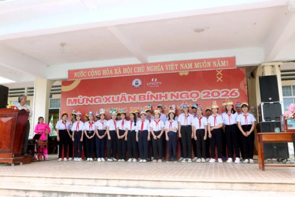 Học sinh Đăk Lăk nhận học bổng, trang thiết bị từ Unicity Việt Nam