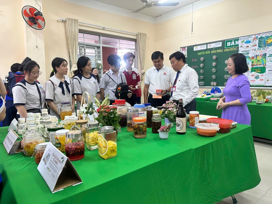 Học sinh định vị bản thân qua hướng nghiệp xuyên suốt từ lớp 9 đến 12 Học sinh định vị bản thân qua hướng nghiệp xuyên suốt từ lớp 9 đến 12