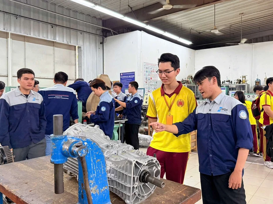 Học sinh định vị bản thân qua hướng nghiệp xuyên suốt từ lớp 9 đến 12 Học sinh định vị bản thân qua hướng nghiệp xuyên suốt từ lớp 9 đến 12