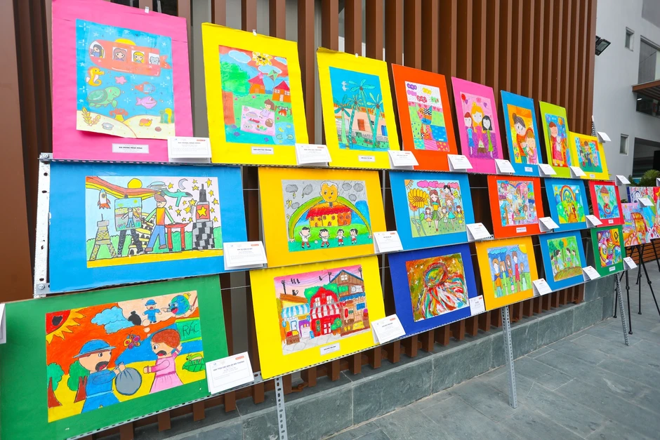 Học sinh kể chuyện bằng thị giác, những tác phẩm khiến người xem giật mình Học sinh kể chuyện bằng thị giác, những tác phẩm khiến người xem giật mình