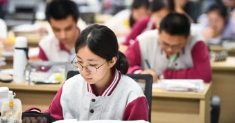 Học sinh khiếu nại vì bị chim hót làm phiền, hiệu trưởng phản ứng bất ngờ