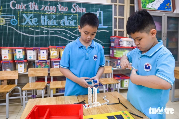 Học sinh khuyết tật hào hứng kéo co, nhảy bao bố Học sinh khuyết tật hào hứng kéo co, nhảy bao bố