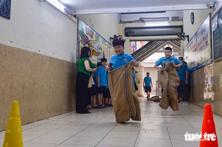 Học sinh khuyết tật hào hứng kéo co, nhảy bao bố Học sinh khuyết tật hào hứng kéo co, nhảy bao bố