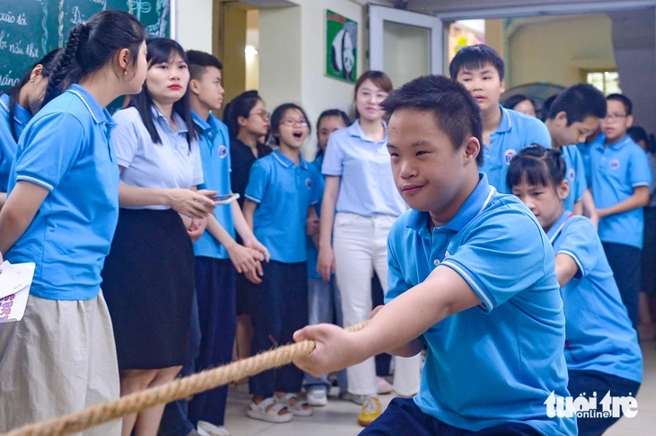 Học sinh khuyết tật hào hứng kéo co, nhảy bao bố Học sinh khuyết tật hào hứng kéo co, nhảy bao bố