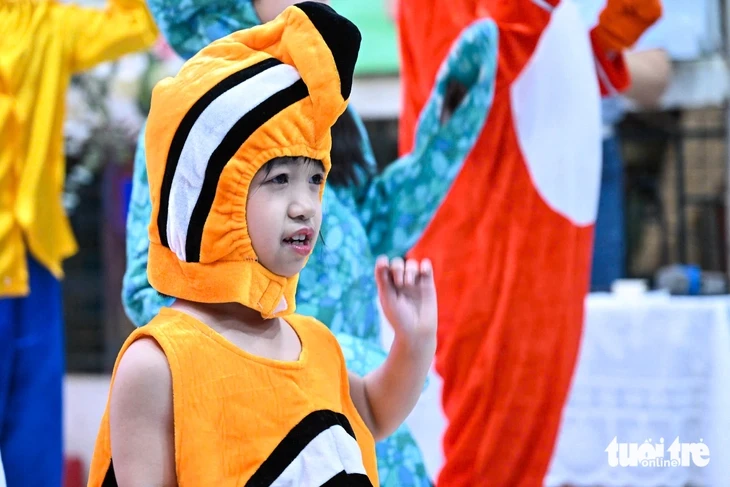 Học sinh khuyết tật hào hứng kéo co, nhảy bao bố Học sinh khuyết tật hào hứng kéo co, nhảy bao bố