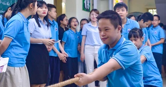 Học sinh khuyết tật hào hứng kéo co, nhảy bao bố