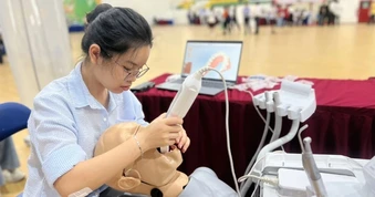 Học sinh lớp 12 băn khoăn: “Gia cảnh khó khăn có nên học y?”