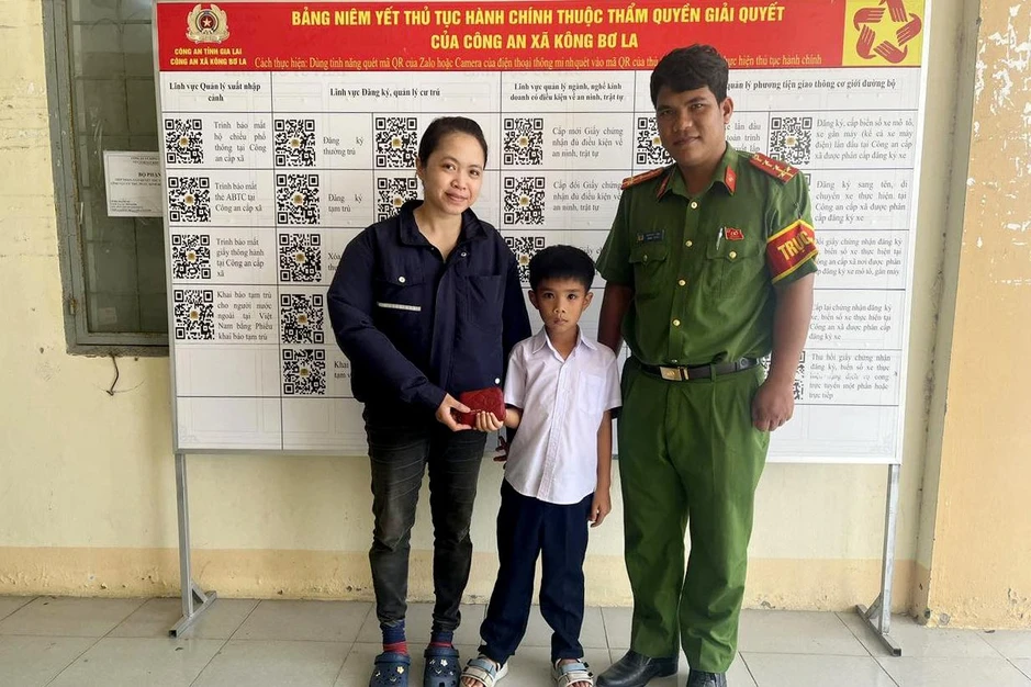 Học sinh lớp 2 trả lại tài sản cho người đánh rơi Học sinh lớp 2 trả lại tài sản cho người đánh rơi