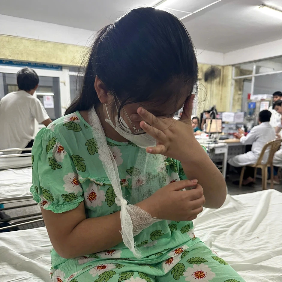 Học sinh lớp 4 nghi bị cô giáo dùng thước đánh chấn thương tay vì quên vở Học sinh lớp 4 nghi bị cô giáo dùng thước đánh chấn thương tay vì quên vở