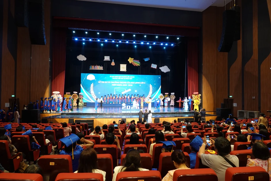 Học sinh lớp 5 xúc động, trao hoa tri ân bố mẹ ngày tổng kết cuối cấp Học sinh lớp 5 xúc động, trao hoa tri ân bố mẹ ngày tổng kết cuối cấp