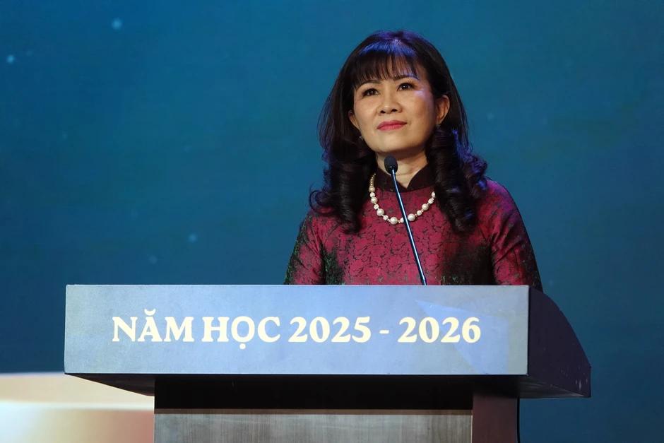 Học sinh lớp 5 xúc động, trao hoa tri ân bố mẹ ngày tổng kết cuối cấp Học sinh lớp 5 xúc động, trao hoa tri ân bố mẹ ngày tổng kết cuối cấp