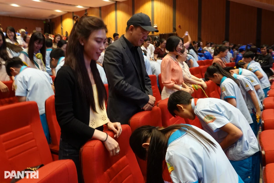 Học sinh lớp 5 xúc động, trao hoa tri ân bố mẹ ngày tổng kết cuối cấp Học sinh lớp 5 xúc động, trao hoa tri ân bố mẹ ngày tổng kết cuối cấp