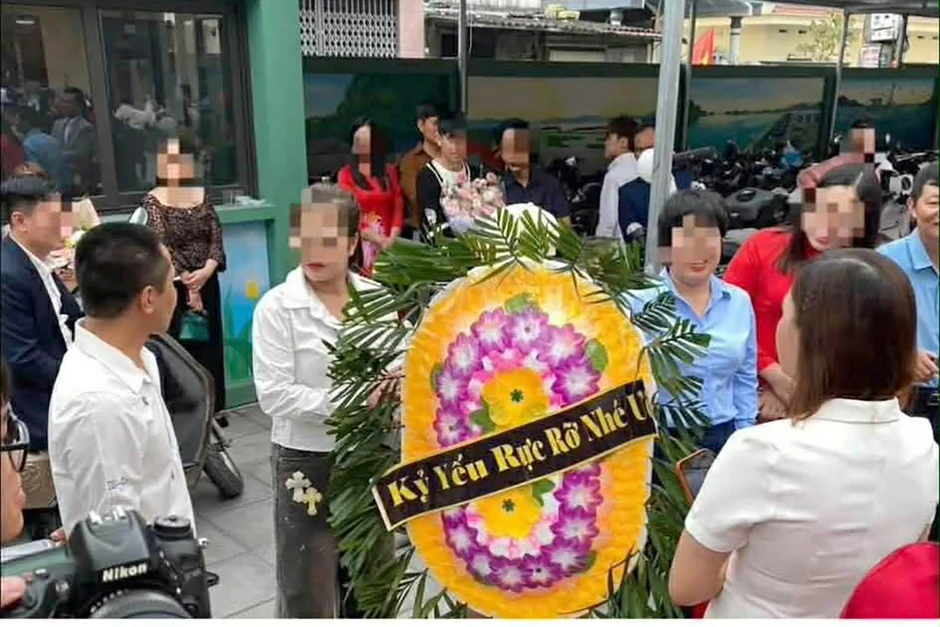 Học sinh mang vòng hoa tới trường ngày chụp ảnh kỷ yếu Học sinh mang vòng hoa tới trường ngày chụp ảnh kỷ yếu