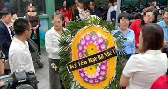 Học sinh mang vòng hoa tới trường ngày chụp ảnh kỷ yếu