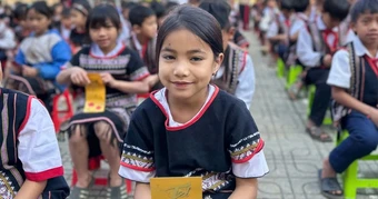 Học sinh miền núi Đà Nẵng được thầy cô lì xì trong ngày đầu trở lại trường