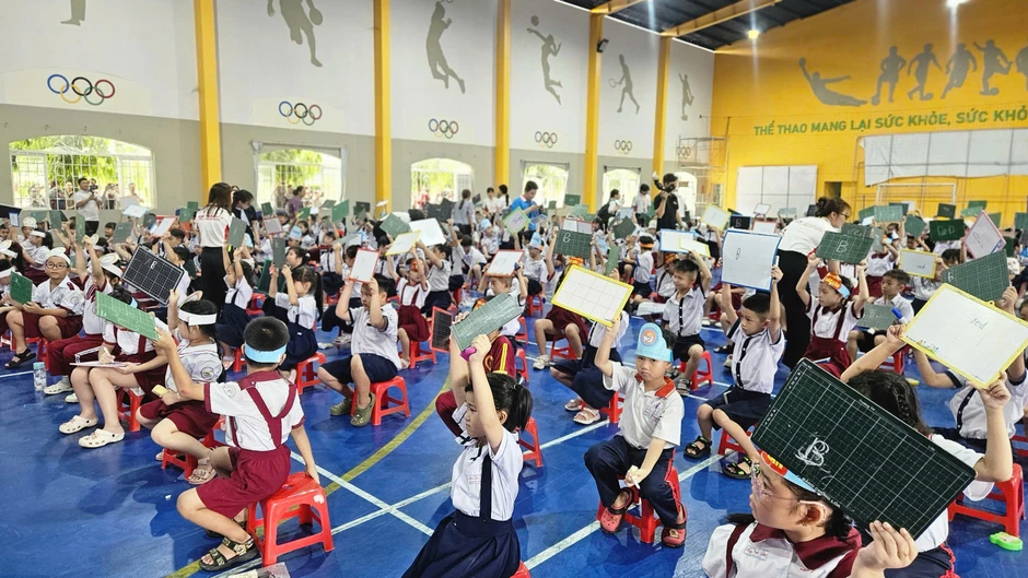 Học sinh "mê tít" gian hàng chuyển đổi số, STEM tại lễ khai mạc hè xã Bà Điểm