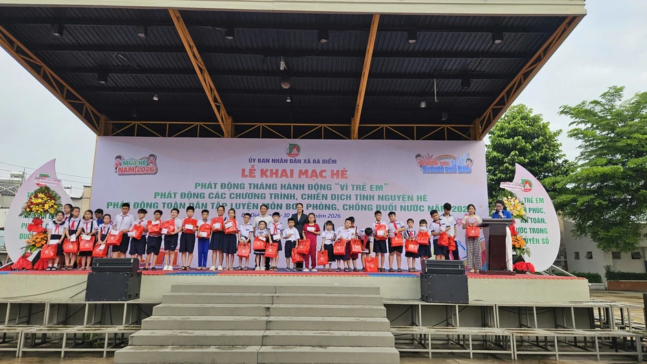 Học sinh "mê tít" gian hàng chuyển đổi số, STEM tại lễ khai mạc hè xã Bà Điểm
