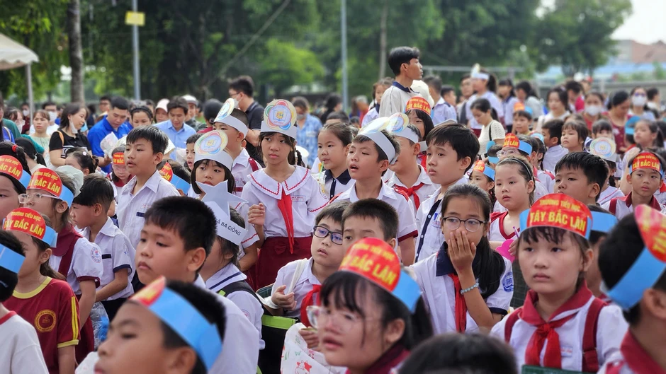 Học sinh "mê tít" gian hàng chuyển đổi số, STEM tại lễ khai mạc hè xã Bà Điểm
