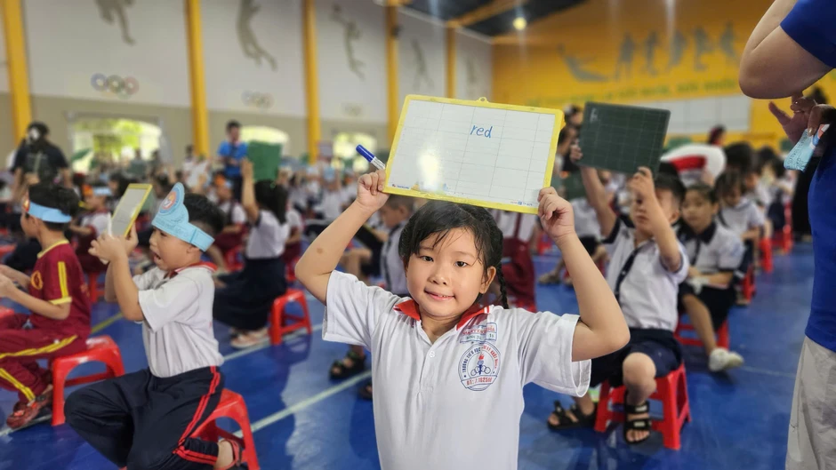 Học sinh "mê tít" gian hàng chuyển đổi số, STEM tại lễ khai mạc hè xã Bà Điểm