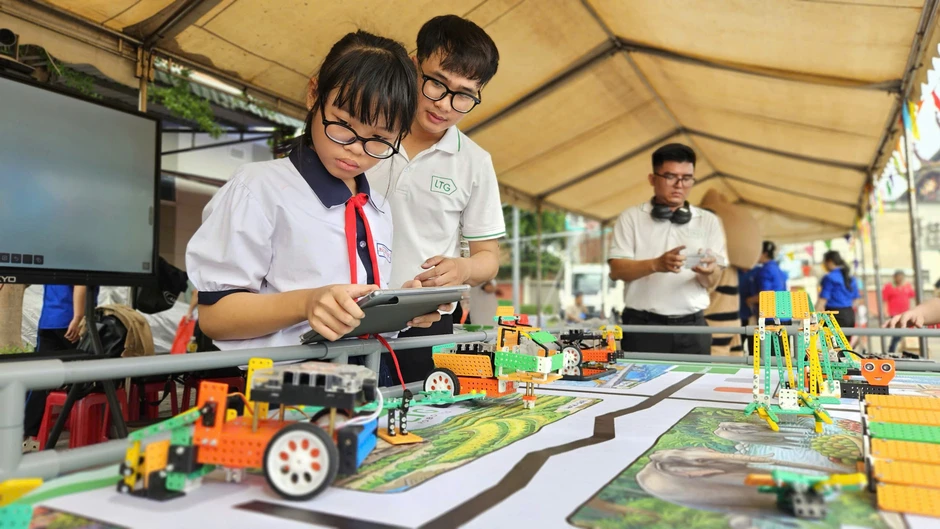 Học sinh "mê tít" gian hàng chuyển đổi số, STEM tại lễ khai mạc hè xã Bà Điểm
