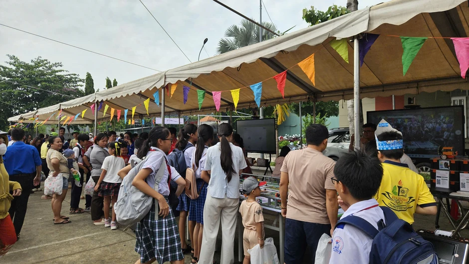 Học sinh "mê tít" gian hàng chuyển đổi số, STEM tại lễ khai mạc hè xã Bà Điểm