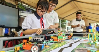Học sinh "mê tít" gian hàng chuyển đổi số, STEM tại lễ khai mạc hè xã Bà Điểm