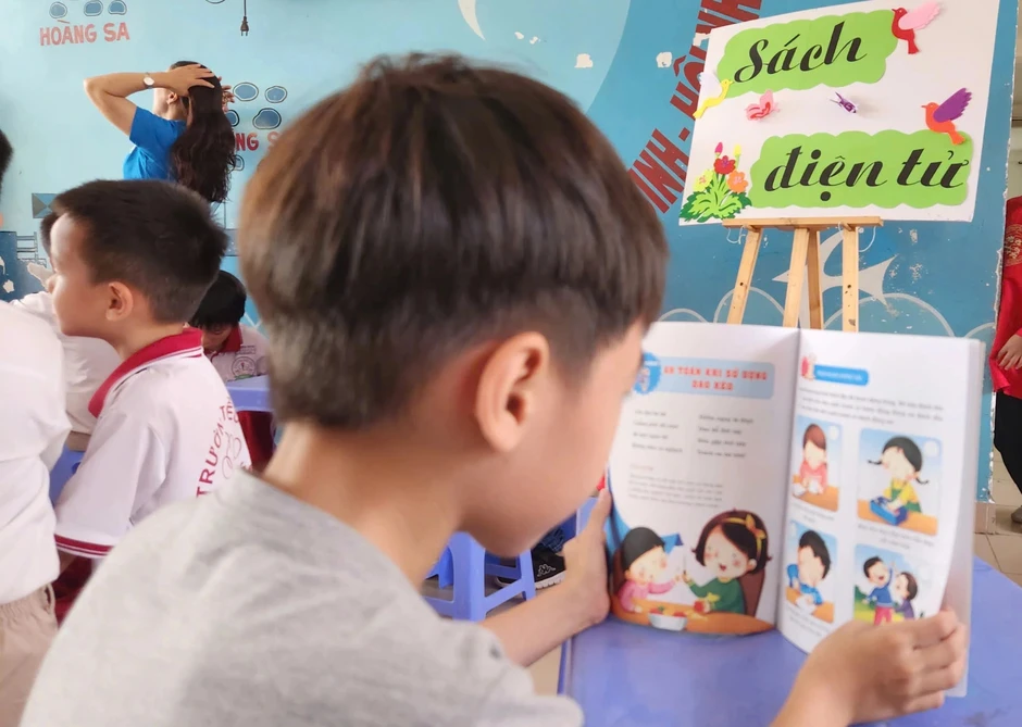 Học sinh sử dụng văn mẫu: 'Nhà con và bạn nuôi chung một con mèo!' Học sinh sử dụng văn mẫu: 'Nhà con và bạn nuôi chung một con mèo!'