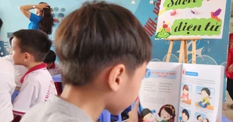 Học sinh sử dụng văn mẫu: 'Nhà con và bạn nuôi chung một con mèo!'