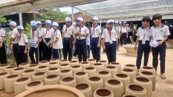 Học sinh Thành phố Hồ Chí Minh trải nghiệm ở làng gốm 160 năm tuổi