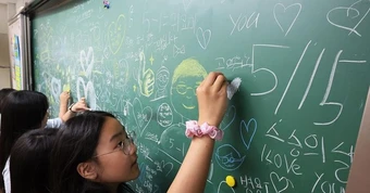 Học sinh tiểu học bị cáo buộc hành hung cô giáo suốt 20 phút