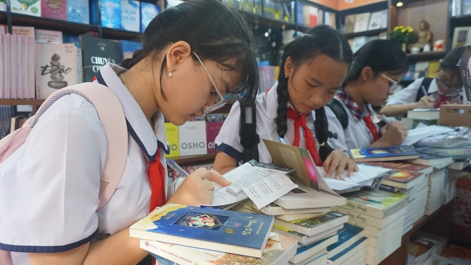 Học sinh TP.HCM trải nghiệm 16 'vương quốc sách' tại hội thi Lớn lên cùng sách Học sinh TP.HCM trải nghiệm 16 'vương quốc sách' tại hội thi Lớn lên cùng sách