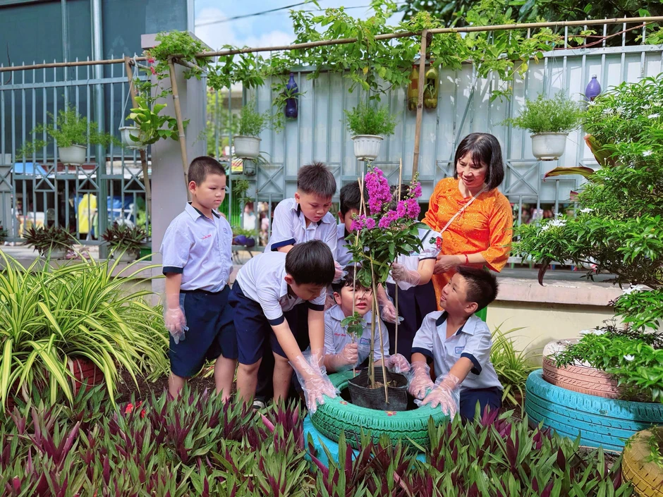 Học sinh trồng cây, dâng hoa sen mừng ngày sinh Chủ tịch Hồ Chí Minh Học sinh trồng cây, dâng hoa sen mừng ngày sinh Chủ tịch Hồ Chí Minh