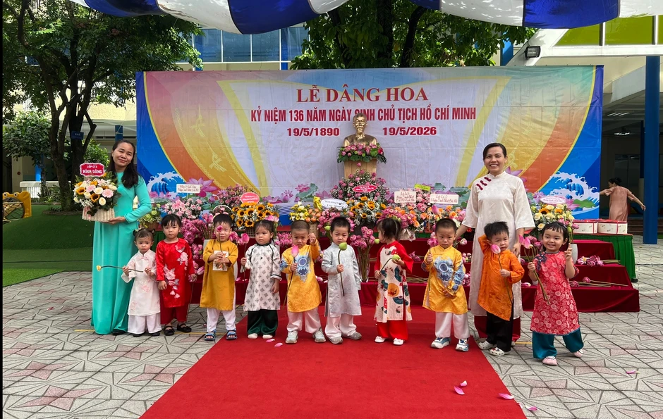 Học sinh trồng cây, dâng hoa sen mừng ngày sinh Chủ tịch Hồ Chí Minh Học sinh trồng cây, dâng hoa sen mừng ngày sinh Chủ tịch Hồ Chí Minh