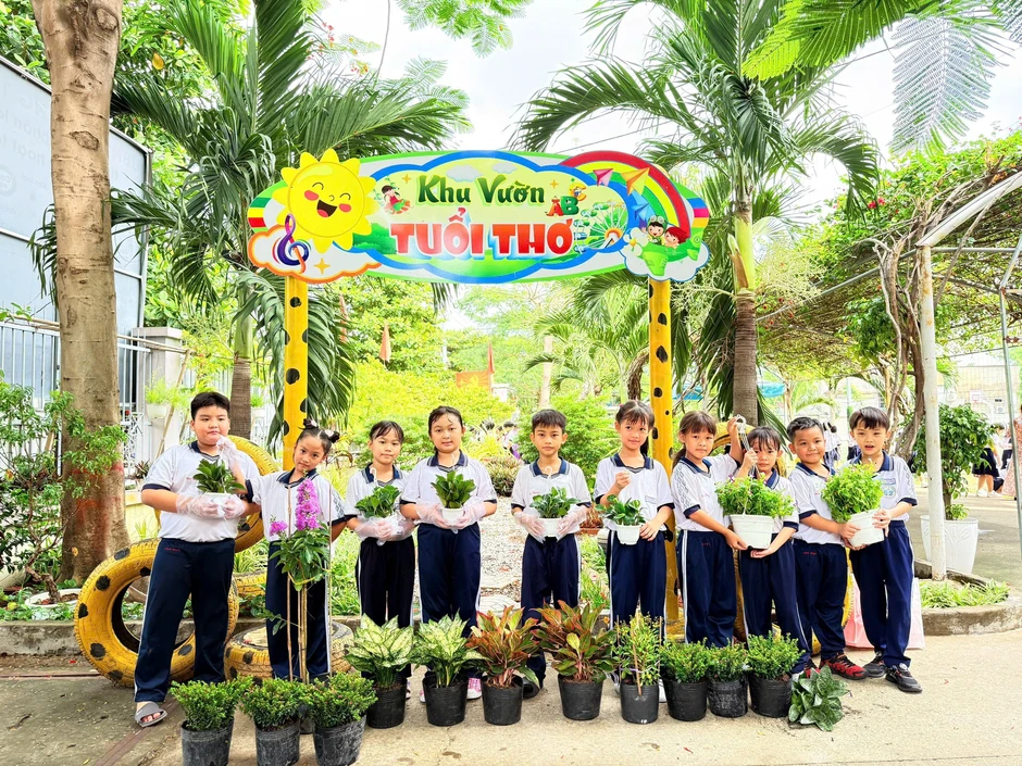 Học sinh trồng cây, dâng hoa sen mừng ngày sinh Chủ tịch Hồ Chí Minh Học sinh trồng cây, dâng hoa sen mừng ngày sinh Chủ tịch Hồ Chí Minh
