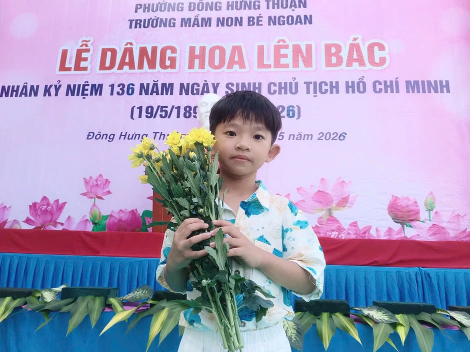 Học sinh trồng cây, dâng hoa sen mừng ngày sinh Chủ tịch Hồ Chí Minh Học sinh trồng cây, dâng hoa sen mừng ngày sinh Chủ tịch Hồ Chí Minh