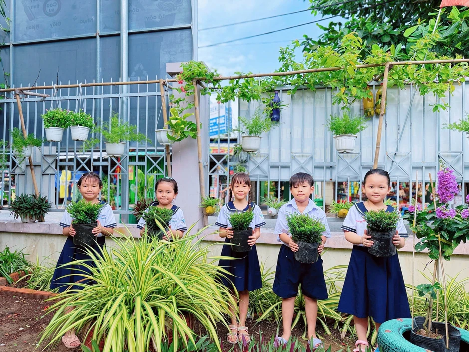 Học sinh trồng cây, dâng hoa sen mừng ngày sinh Chủ tịch Hồ Chí Minh Học sinh trồng cây, dâng hoa sen mừng ngày sinh Chủ tịch Hồ Chí Minh