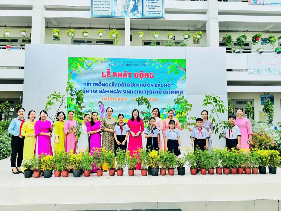 Học sinh trồng cây, dâng hoa sen mừng ngày sinh Chủ tịch Hồ Chí Minh Học sinh trồng cây, dâng hoa sen mừng ngày sinh Chủ tịch Hồ Chí Minh