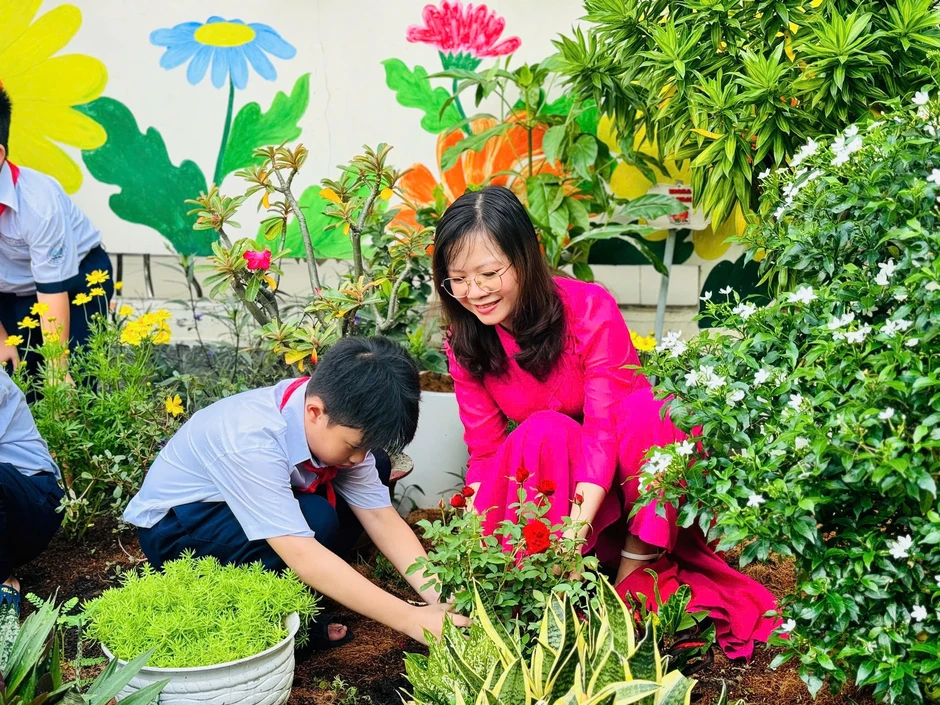 Học sinh trồng cây, dâng hoa sen mừng ngày sinh Chủ tịch Hồ Chí Minh Học sinh trồng cây, dâng hoa sen mừng ngày sinh Chủ tịch Hồ Chí Minh