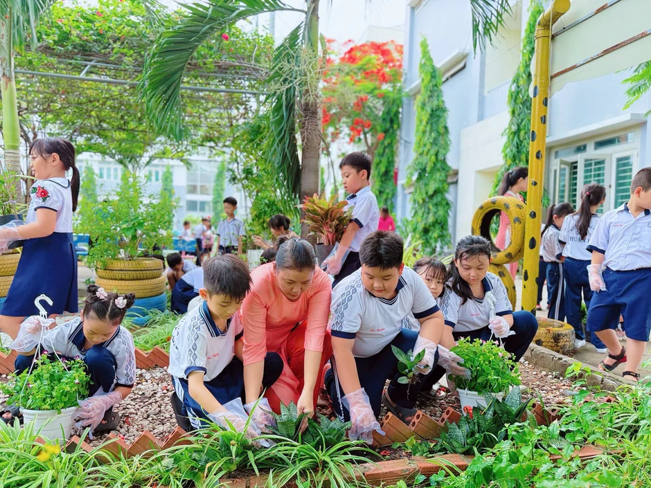 Học sinh trồng cây, dâng hoa sen mừng ngày sinh Chủ tịch Hồ Chí Minh Học sinh trồng cây, dâng hoa sen mừng ngày sinh Chủ tịch Hồ Chí Minh