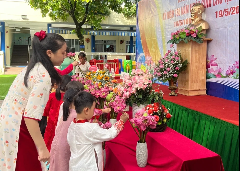 Học sinh trồng cây, dâng hoa sen mừng ngày sinh Chủ tịch Hồ Chí Minh Học sinh trồng cây, dâng hoa sen mừng ngày sinh Chủ tịch Hồ Chí Minh