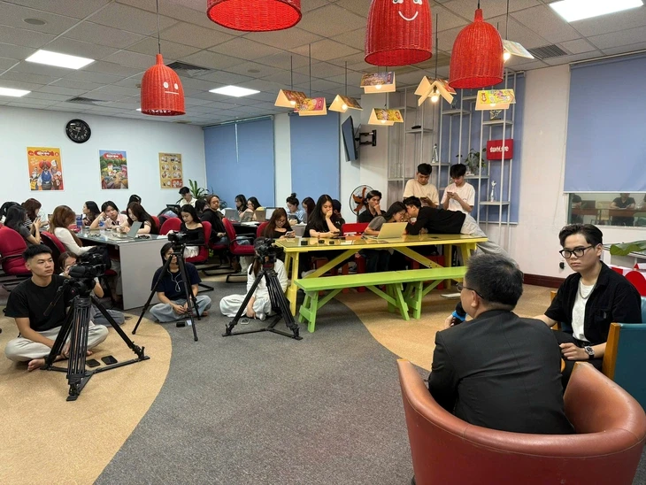 Học tại báo Tuổi Trẻ, sinh viên Văn Lang 'chạm nghề' qua buổi phỏng vấn bác sĩ Lê Thanh Phong Học tại báo Tuổi Trẻ, sinh viên Văn Lang 'chạm nghề' qua buổi phỏng vấn bác sĩ Lê Thanh Phong