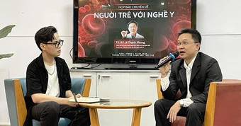 Học tại báo Tuổi Trẻ, sinh viên Văn Lang 'chạm nghề' qua buổi phỏng vấn bác sĩ Lê Thanh Phong