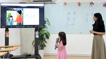 Học tiếng Anh, liệu có cần phát âm và dùng giọng thật giống người nước ngoài?